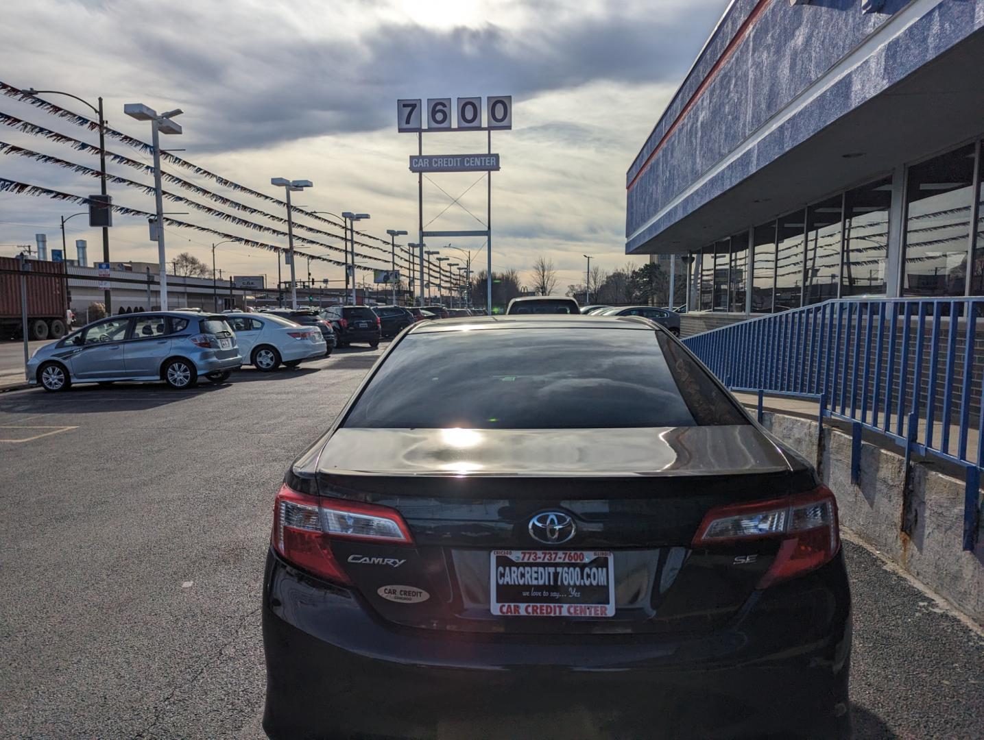 2013 BLUE Toyota Camry SE (4T1BF1FK2DU) with an 2.5L L4 DOHC 16V engine, 6-Speed Automatic transmission, located at 7600 S Western Ave., Chicago, IL, 60620, (773) 918-3980, 0.000000, 0.000000 - Photo#3